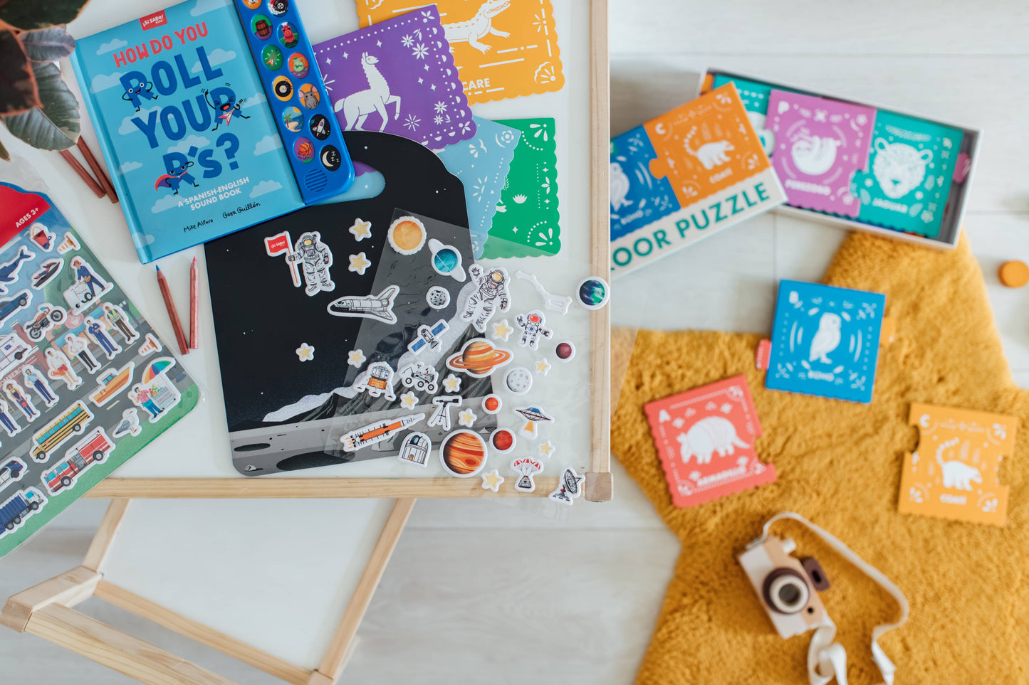 Blue Star Press - Sí Sabo Town: A Bilingual Reusable Sticker Play Set