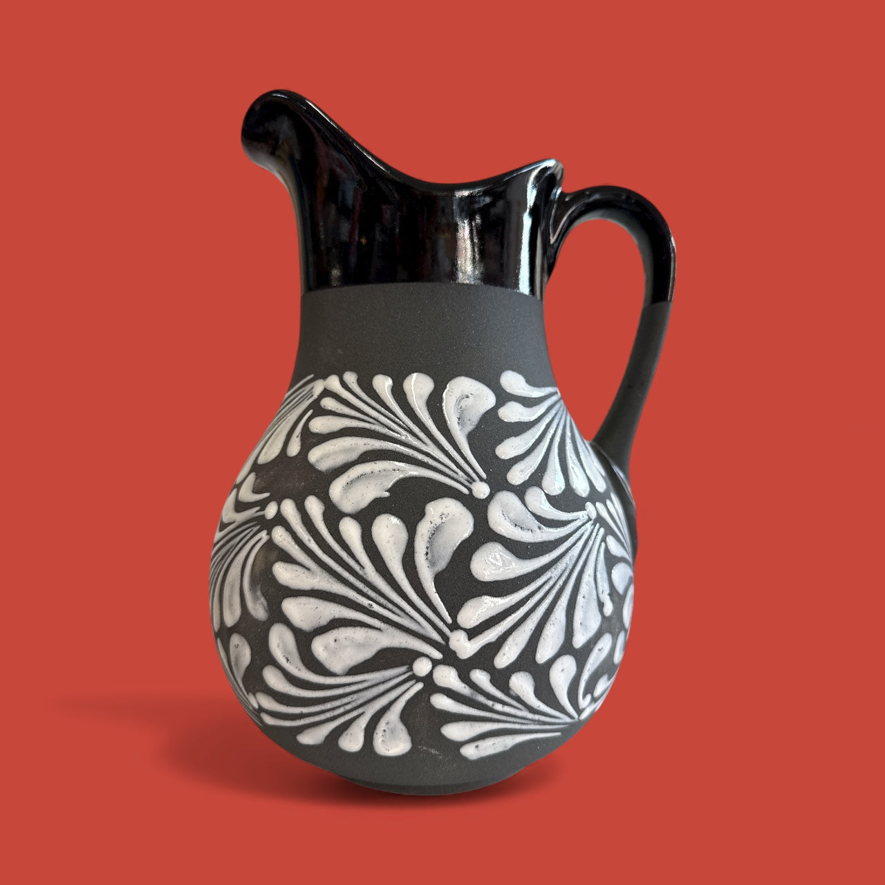 Jarra Pitcher de Engobe Assorted Colors, 3.64 Lt