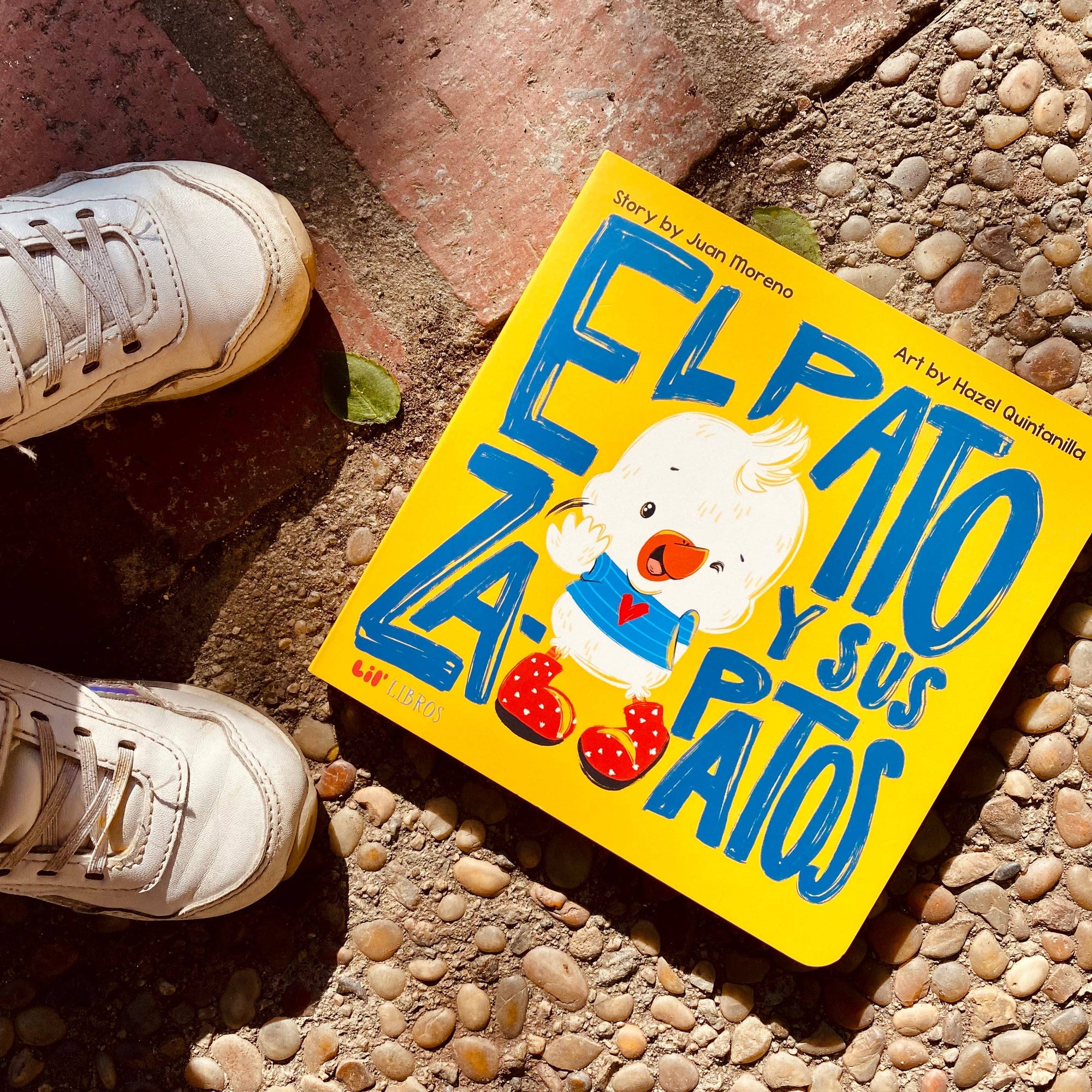 Lil' Libros ~ Bilingual Children's Books & Games - El pato y sus zapatos (Bilingual English and Spanish)